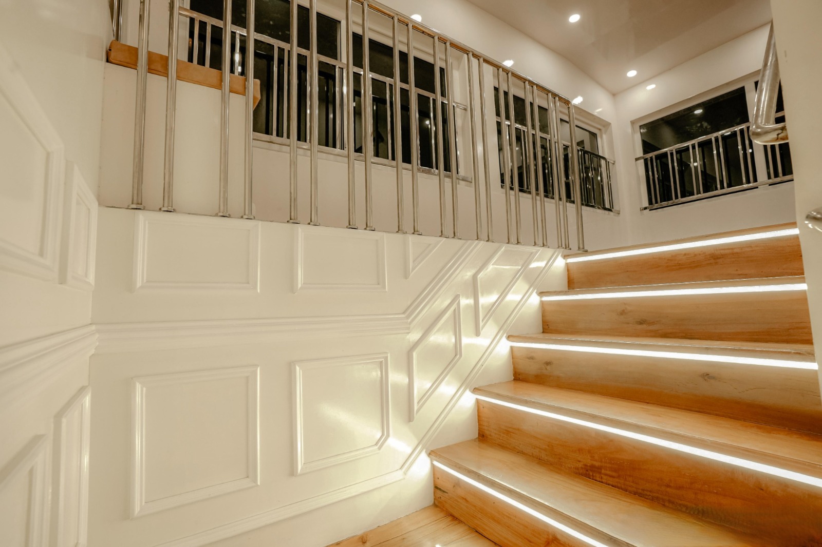 5 bedroom houseboat interior or facilities